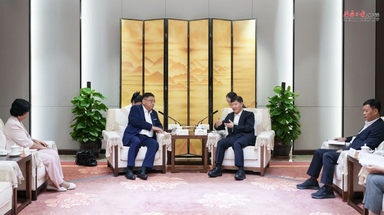 刘小明会见马达加斯加驻华大使让·路易斯·罗班松
