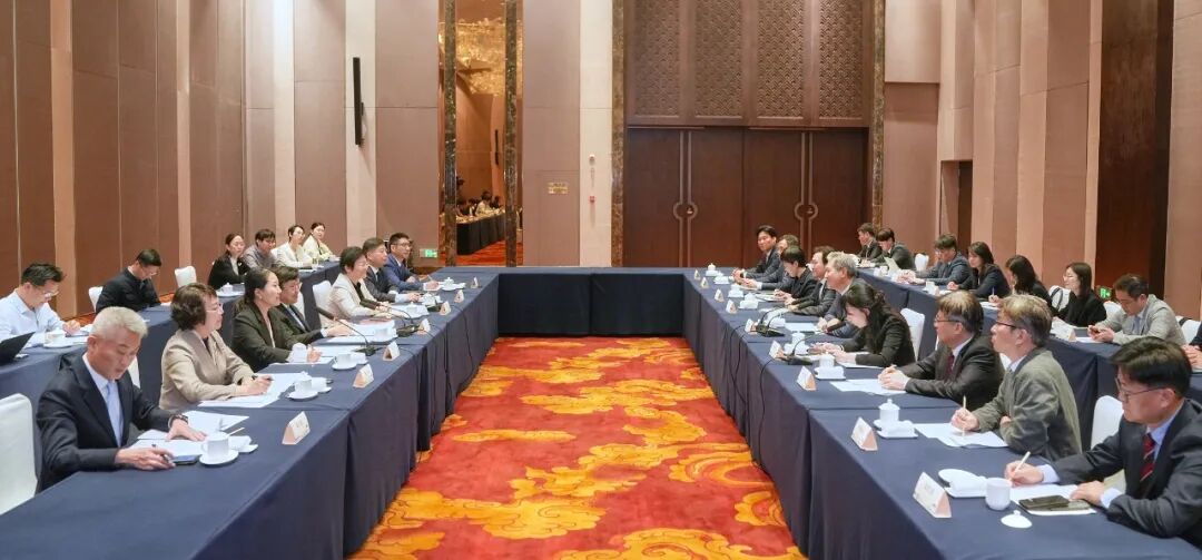 冯飞会见韩国驻华大使卢载宪