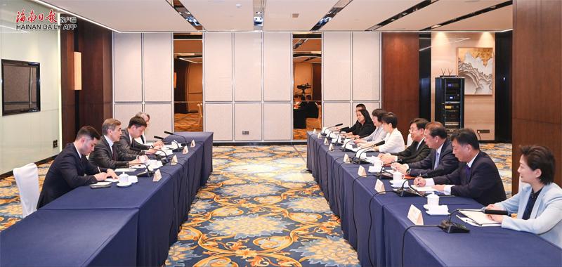 冯飞会见上合组织秘书长叶尔梅克巴耶夫